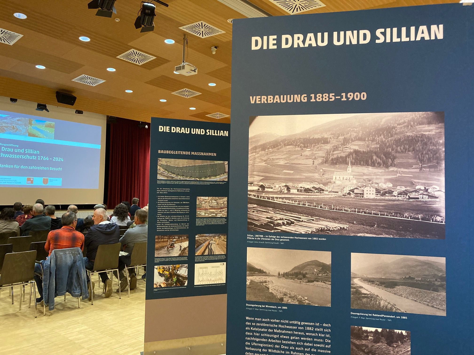 Am 20. September wurde die Ausstellung im Kultursaal Sillian feierlich er&ouml;ffnet. Foto: Stangl