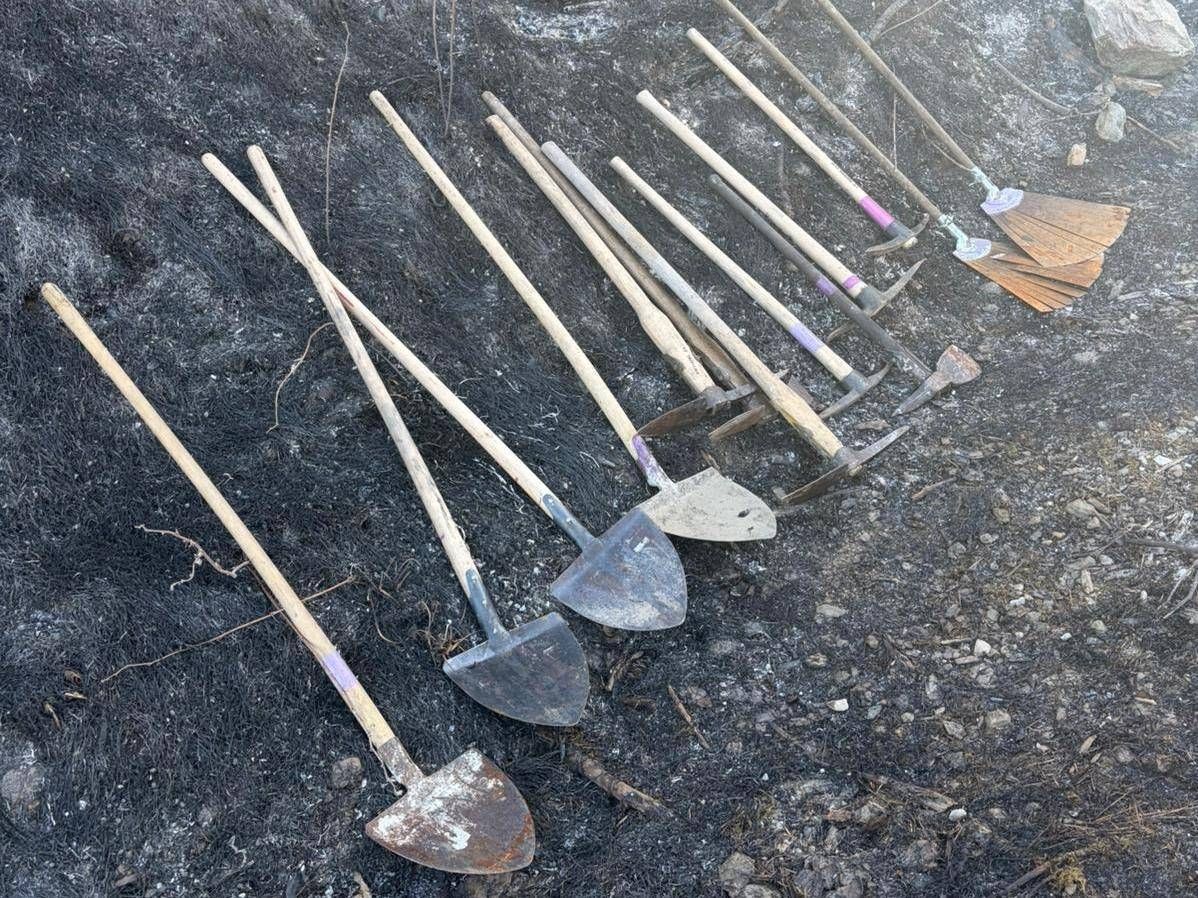 Den Glutnestern muss h&auml;ndisch nachgegraben werden. Foto: FF Tr&ouml;polach