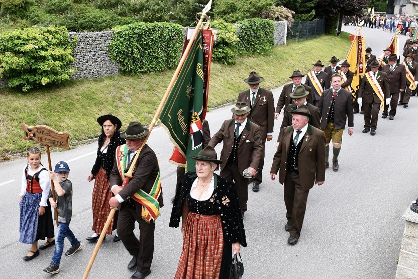 Nach dem Umzug durch den Ort, ging es ins Festzelt wo die Jubil&auml;en mit insgesamt 900 Teilnehmern stimmungsvoll gefeiert wurden.