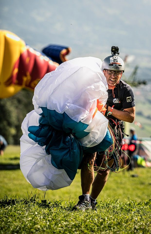 Am Berg &uuml;bernehmen die Paragleiter-Piloten. Im Bild Wendelin Ortner. Foto:  Mirja Geh