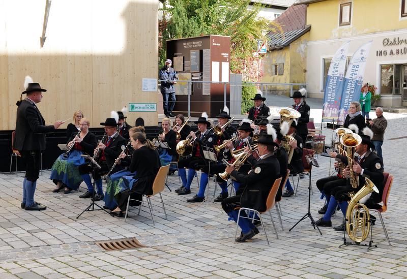 Bei der Er&ouml;ffnung der Mobilen Landesausstellung sorgte die Trachtenmusikkapelle &bdquo;Wulfenia&ldquo; f&uuml;r eine stimmige Umrahmung. Foto: Oskar H&ouml;her/LPD