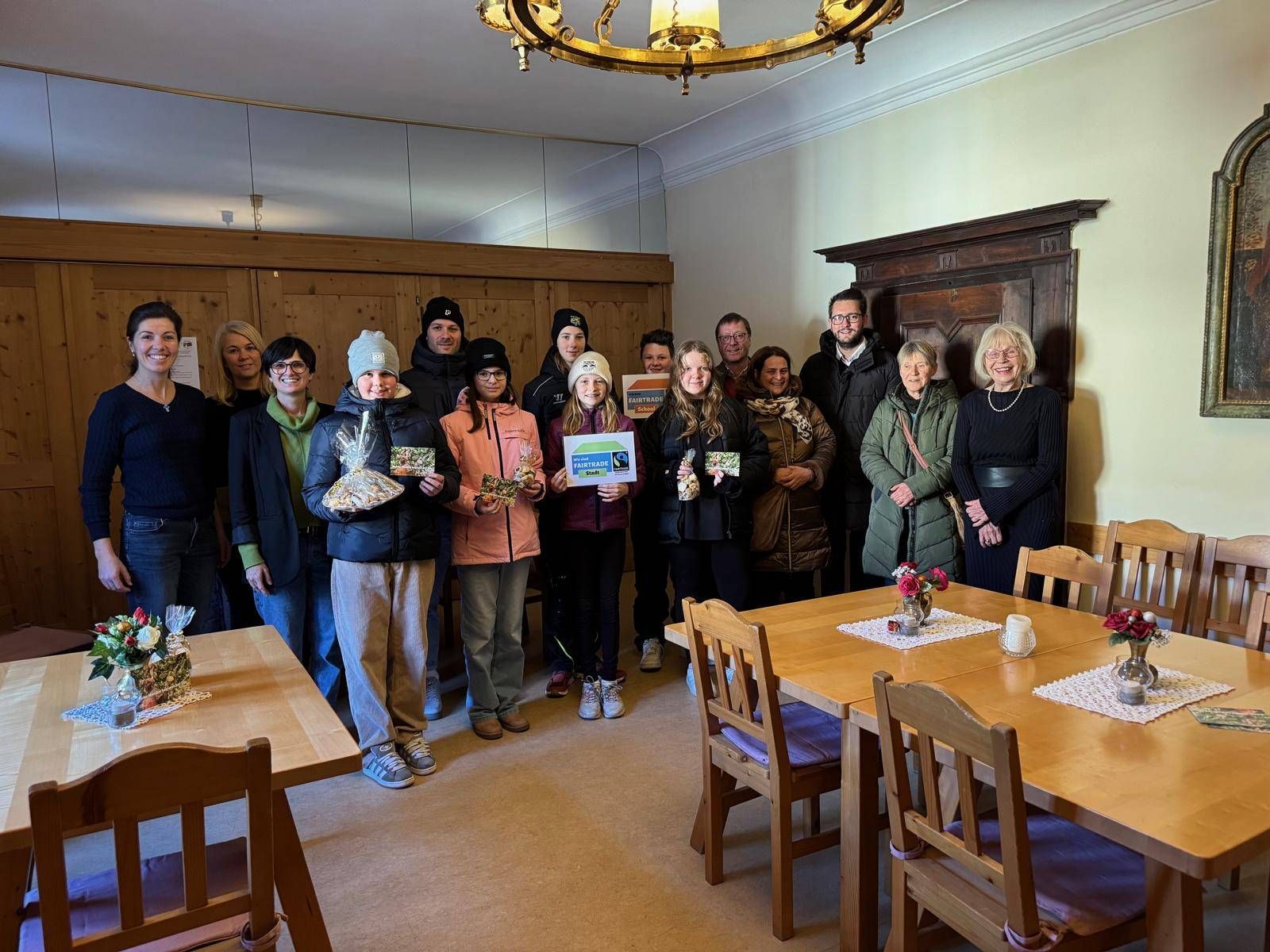 Die &Uuml;bergabe an das Team der Teestube im Franziskaner Kloster. Foto: MS Egger-Lienz