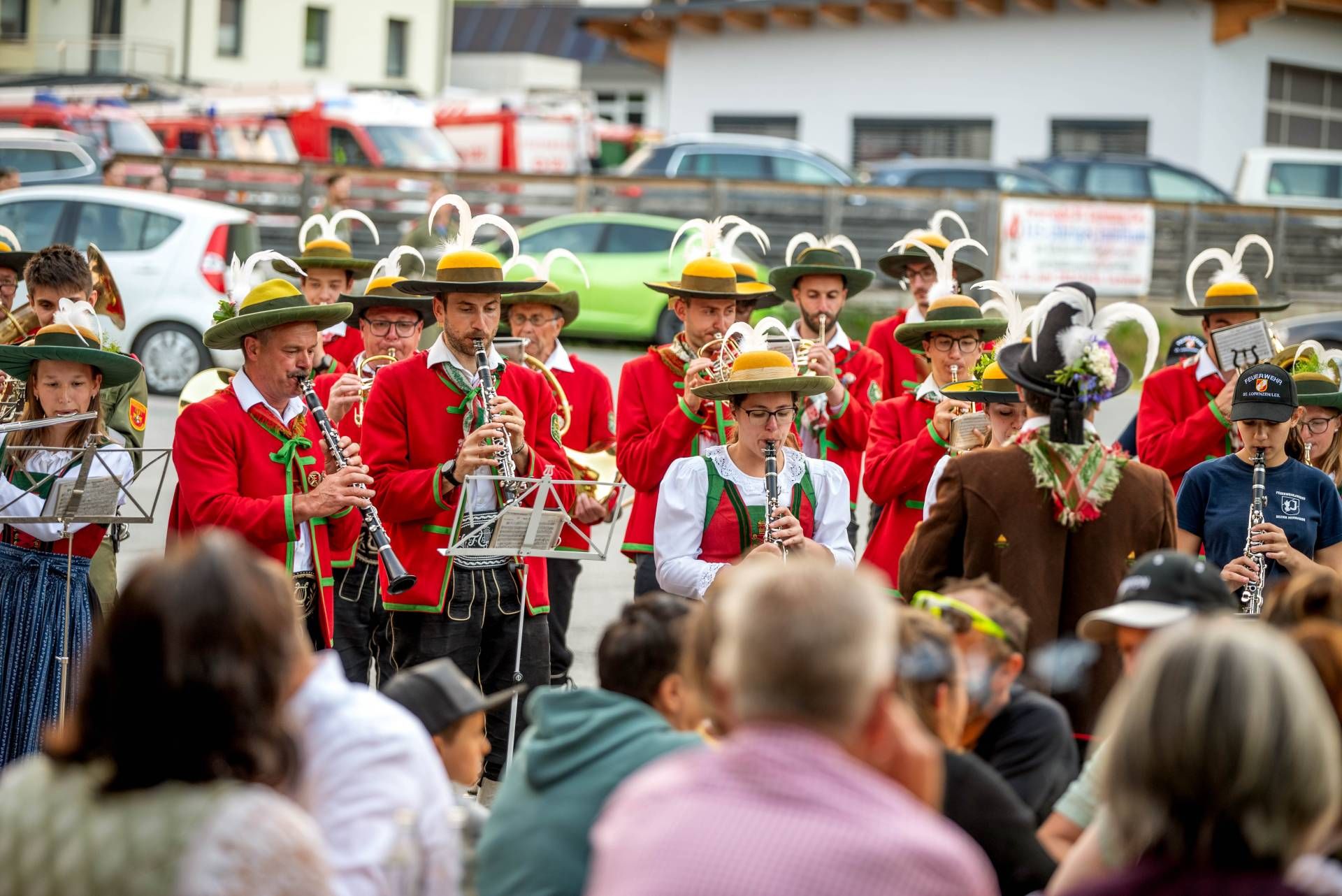 Dorfgemeinschaft, wohin man schaut. Die Bauernkapelle St. Lorenzen spielte beim Jubil&auml;umsfest der FF St. Lorenzen auf. Beim n&auml;heren Betrachten des Bildes werden die Feuerwehruniformen in den R&auml;ngen der Musiker auffallen. Am Land ist man noch vielf&auml;ltig verbandelt. Ein sch&ouml;ner Gedanke.