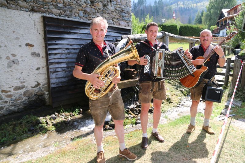 F&uuml;r gem&uuml;tliche Kl&auml;nge sorgen die &bdquo;Stammtisch Musi&ldquo; sowie &bdquo;Toni, Gery und Toni&ldquo;.