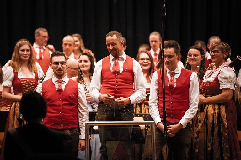 &bdquo;Jungkapellmeister in Spe&ldquo;: Klocker Lukas und Christian Gigler bereiten sich auf ihre Dirigentenabschlusspr&uuml;fung im Juni vor und haben im Rahmen des Konzertes jeweils ein St&uuml;ck dirigiert. Bestehender Kapellmeister ist Erich Kramer.
