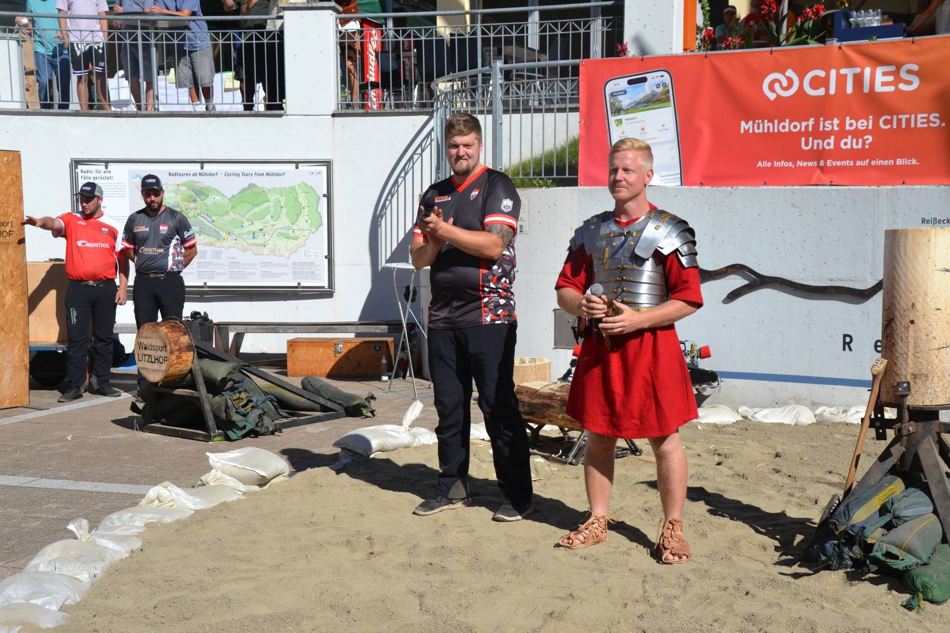 Arch&auml;ologe und Moderator Stefan Pircher (r.) stellte die &bdquo;modernen&ldquo; Gladiatoren vom Waldsport-Timbersport Litzlhof vor.