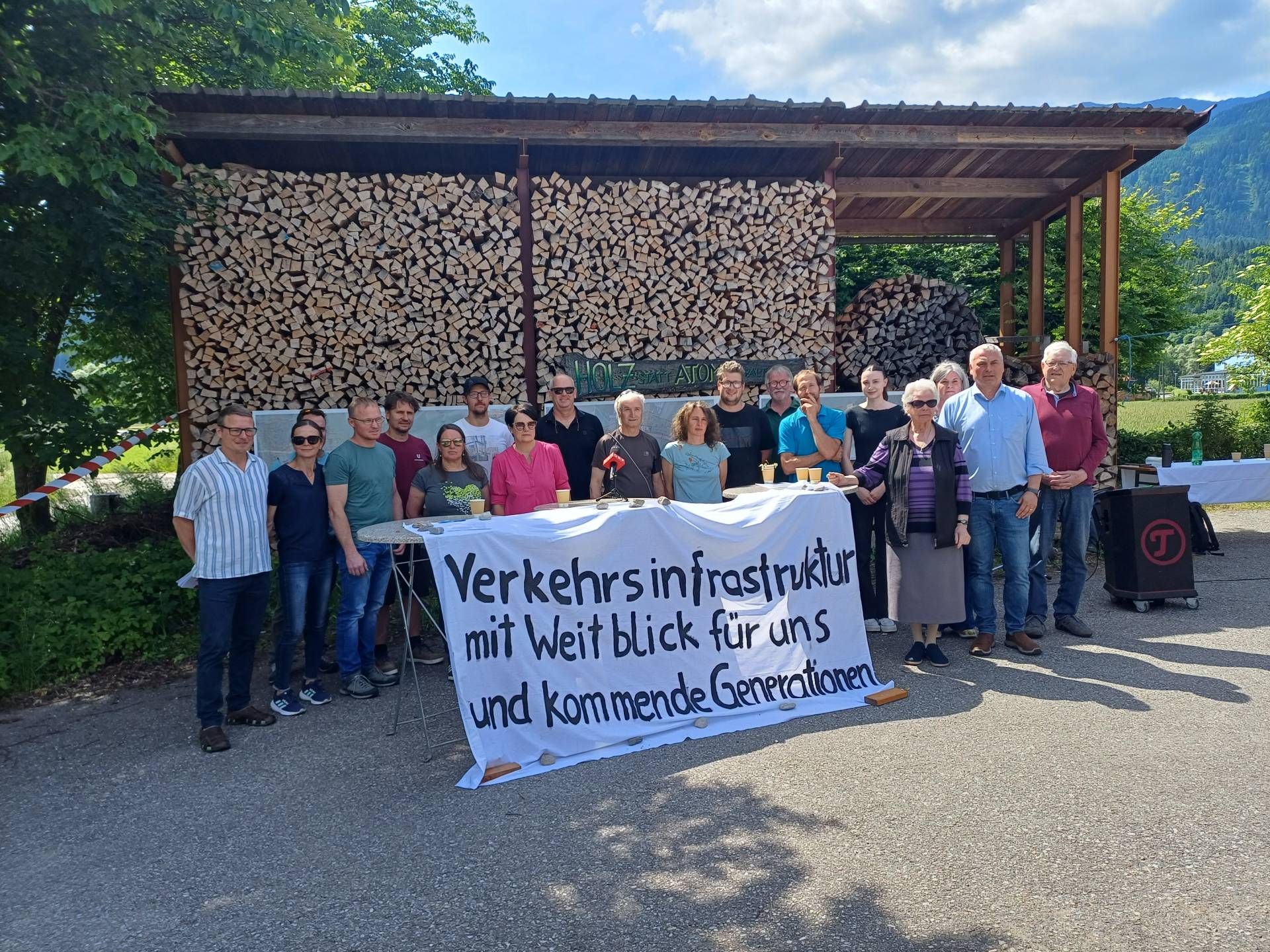 Einige der betroffenen Grundeigent&uuml;mer taten in Greifenburg ihren Unmut kund.