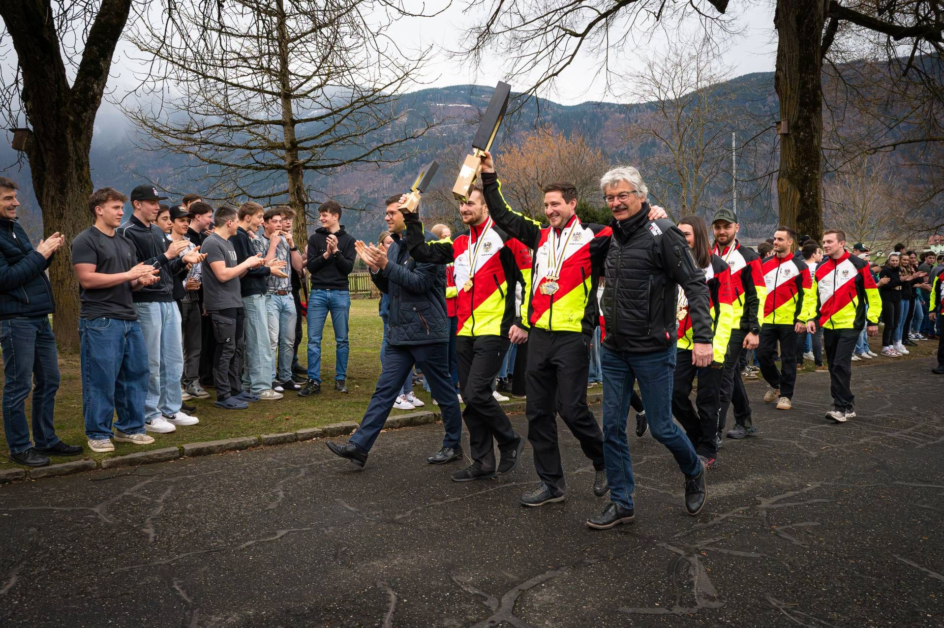 Gro&szlig;er Empfang des erfolgreichen &Ouml;sterreich-Teams am Litzlhof. Direktor Alois Lackner durfte u. a. LH-Stv. Martin Gruber, die designierte Landesr&auml;tin Marika Lagger-P&ouml;llinger, den Spittaler Bauernbund Bezirks-Obmann Hermann Schluder sowie viele Freunde, Familie und Fans begr&uuml;&szlig;en. Fotos: Alois Lackner