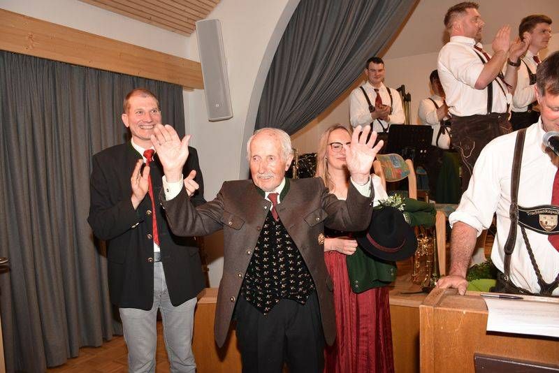 Eine Ehrenurkunde f&uuml;r Toni Egarter.