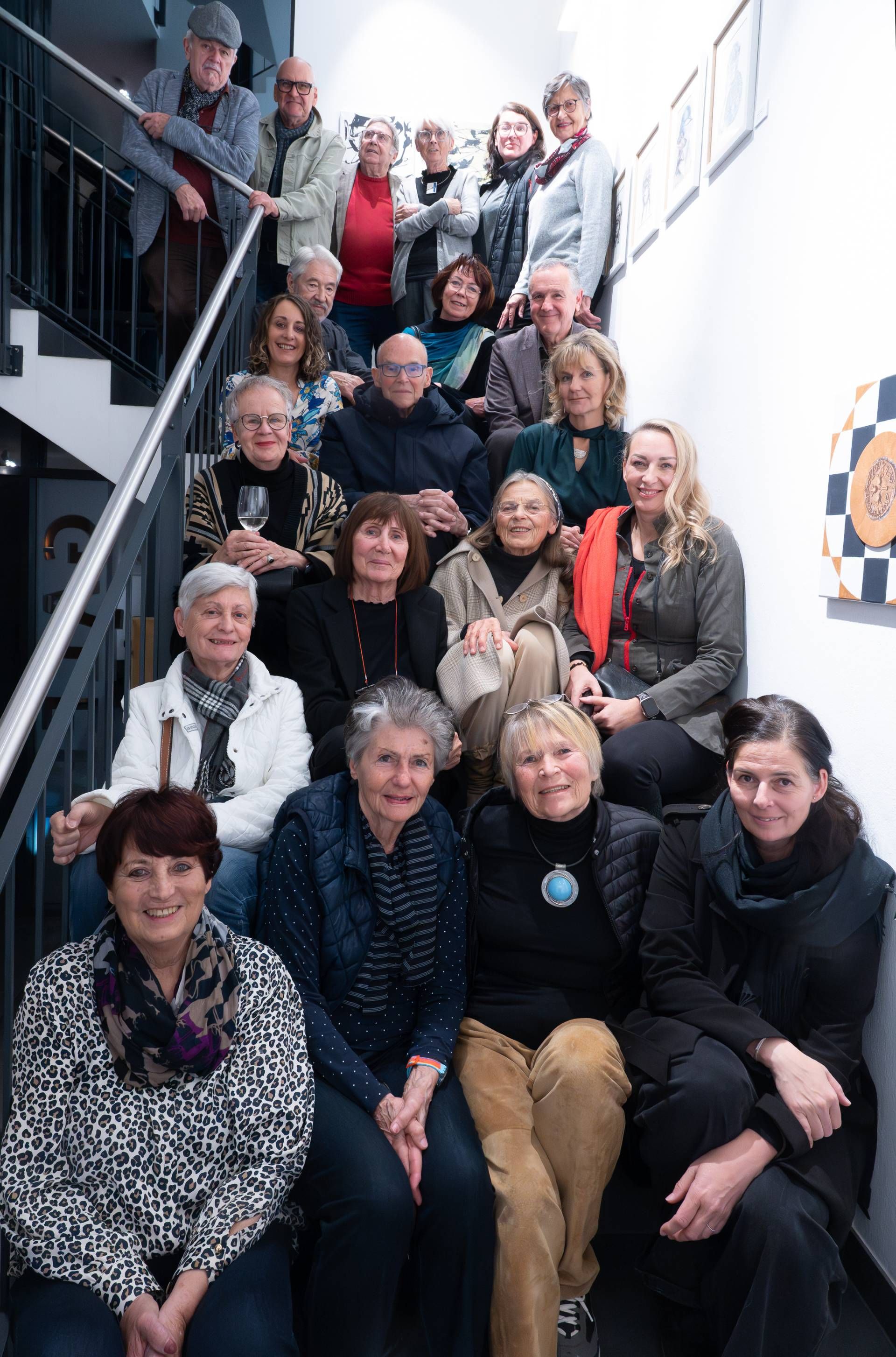 Gruppenfoto der ausstellenden K&uuml;nstlerInnen. Fotos: Erich Auer