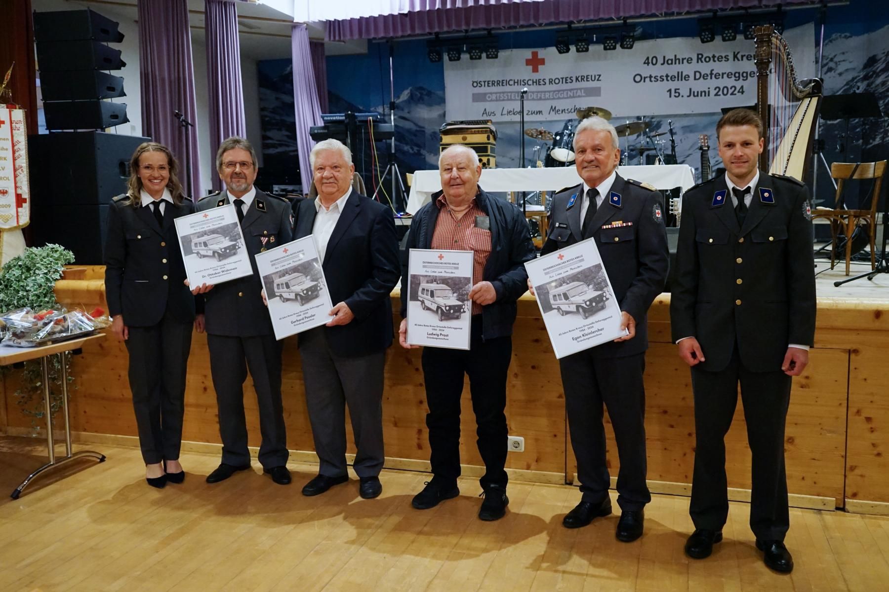 Ortsstellenleiterin Valentina Erlsbacher, die Mitglieder des Gr&uuml;ndungsausschusses. Rot-Kreuz-Arzt Dr. Ottokar Widemair, Gerhard Passler, Ludwig Prast, Vizepr&auml;sident &Ouml;RK LV Tirol und Bezirksstellenleiter Egon Kleinlercher, Ortsstellenleiter-Stellvertreter