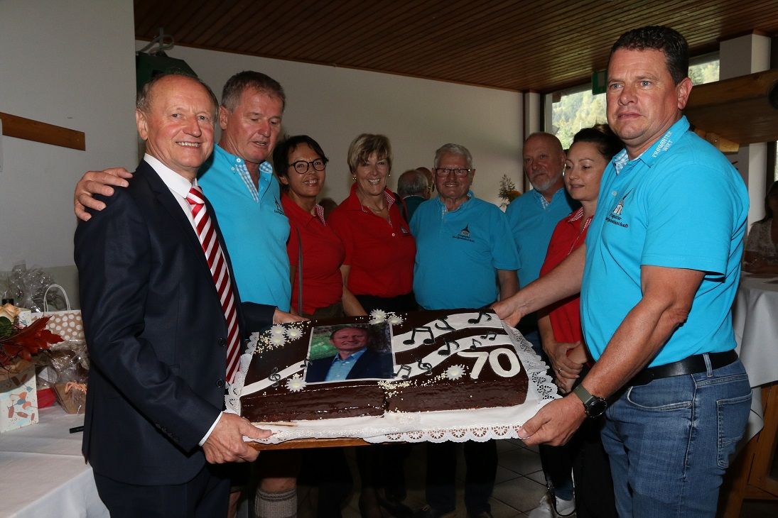 Begr&uuml;&szlig;t wurden zahlreiche B&uuml;rgermeister aus den Nachbargemeinden, Flattachs Bgm. Kurt Schober, sowie Bezirkshauptmann Klaus Brandner und s&auml;mtliche Vereine bis hin zur Bergrettung der Gemeinde, eine Torte gab es von der Fraganter Dorfgemeinschaft.