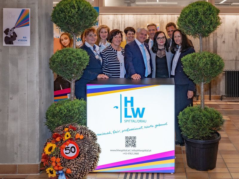 Ein Teil des Lehrerkollegiums der HLW in Spittal.