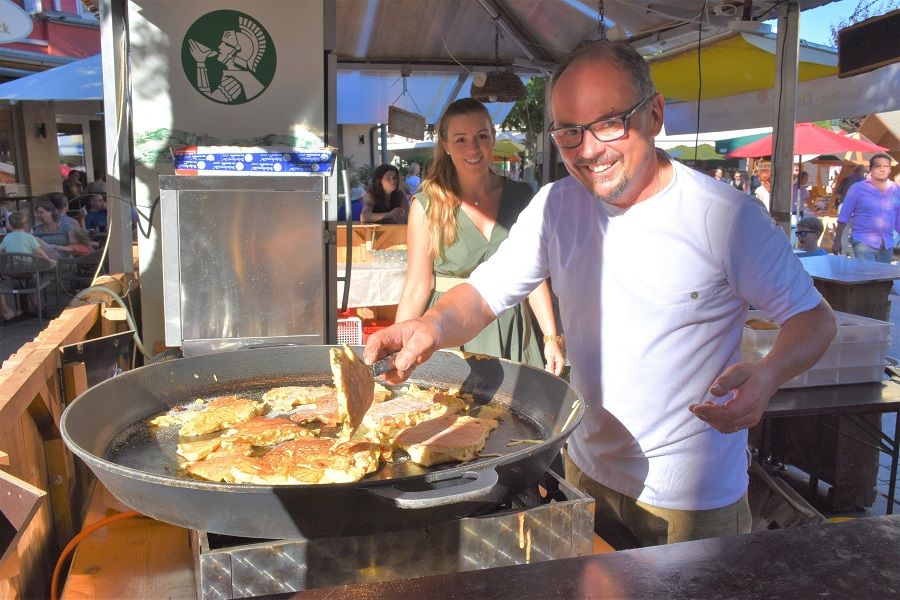 Kulinarische Gen&uuml;sse gab es an jeder Ecke. Vor der Konditorei Semmelrock zauberte Seniorchef Erich Semmelreock seinen Honig-Kaiserschmarren. Die Juniorchefs Laura und Martin hielten es pikant mit dem &bdquo;Fetzenburger&ldquo; &ndash; die Geheimzutat: Honig.
