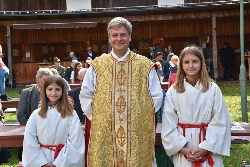 Provisor Sven Wege mit den beiden Ministrantinnen Sofia und Larissa.