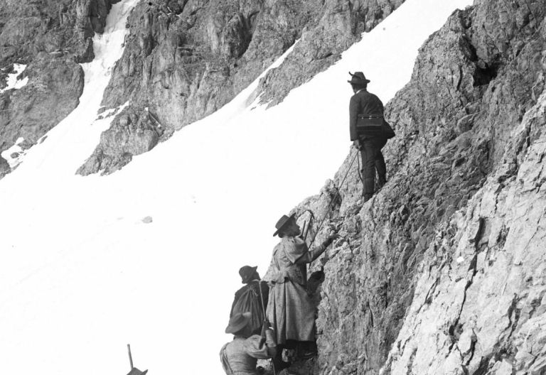 Weltfrauentag: TAP zeigt fr&uuml;he Alpinistinnen in den Dolomiten