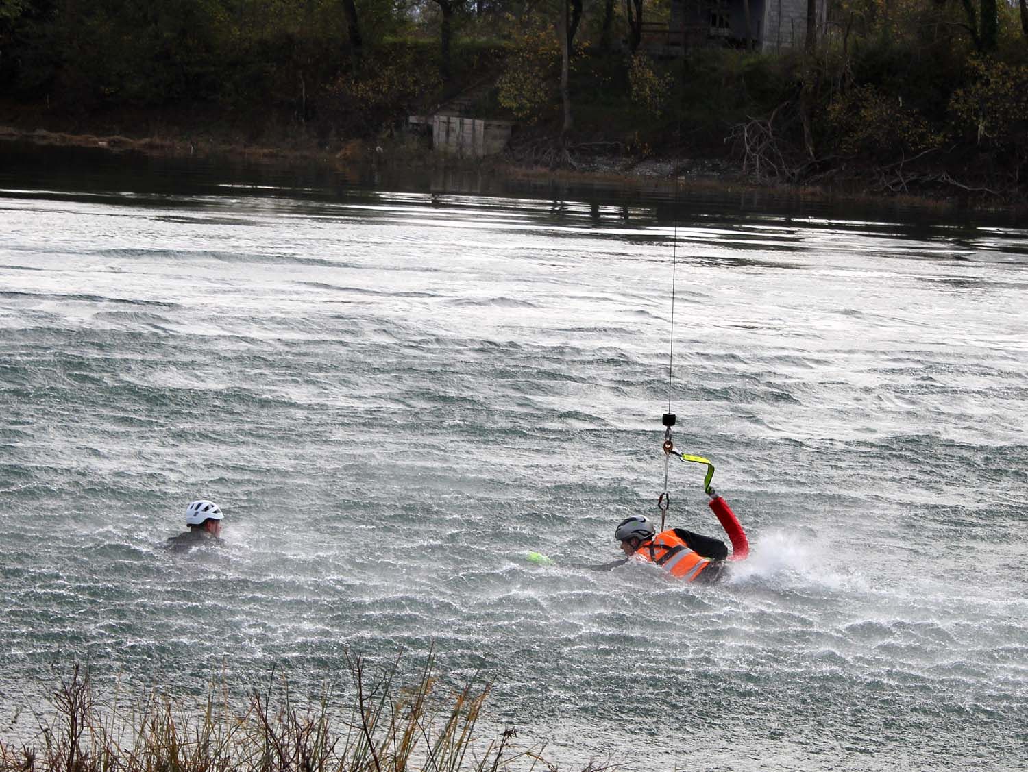 Rettung per Helikopter aus dem Wasser