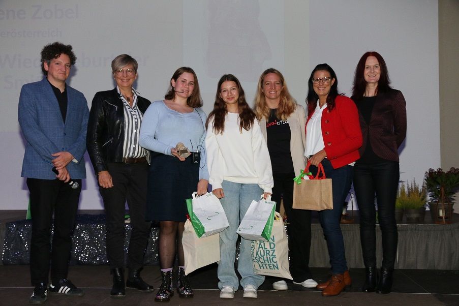 Nachwuchspreis: David Rupp, Barbara Pucker, Siegerin Marlene Zobel, Sarah Kr&auml;mer (2. Platz), Helena Prinz, Landesr&auml;tin Sara Schaar und Moderatorin Verena Schall.