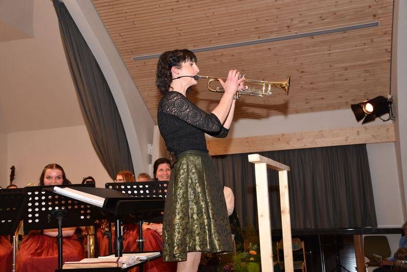 Die Moderation &uuml;bernahm Verena Moser. Dass einiges dazugeh&ouml;rt, ein Instrument zu lernen hat sie schlie&szlig;lich selbst erfahren. Mit ihrem Trompetensolo hat sie dennoch &uuml;berzeugt.