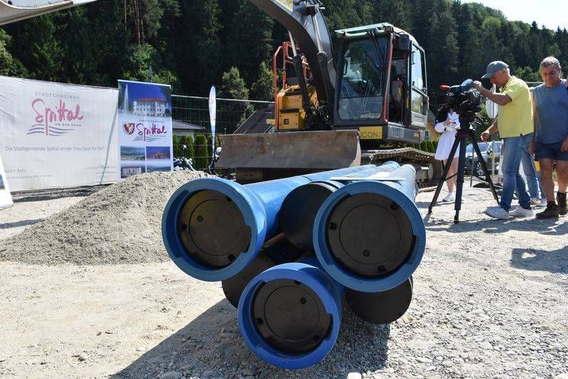 Rund 10 Kilometer Guss-Wasserrohre werden zwischen Molzbichl und Rothenthurn verlegt.