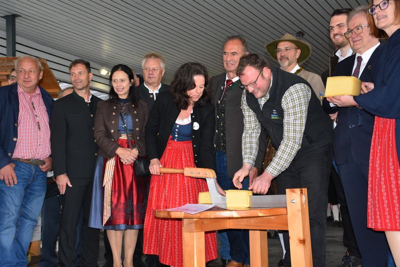 Der offizielle K&auml;seanschnitt beim Rathaus in K&ouml;tschach.
