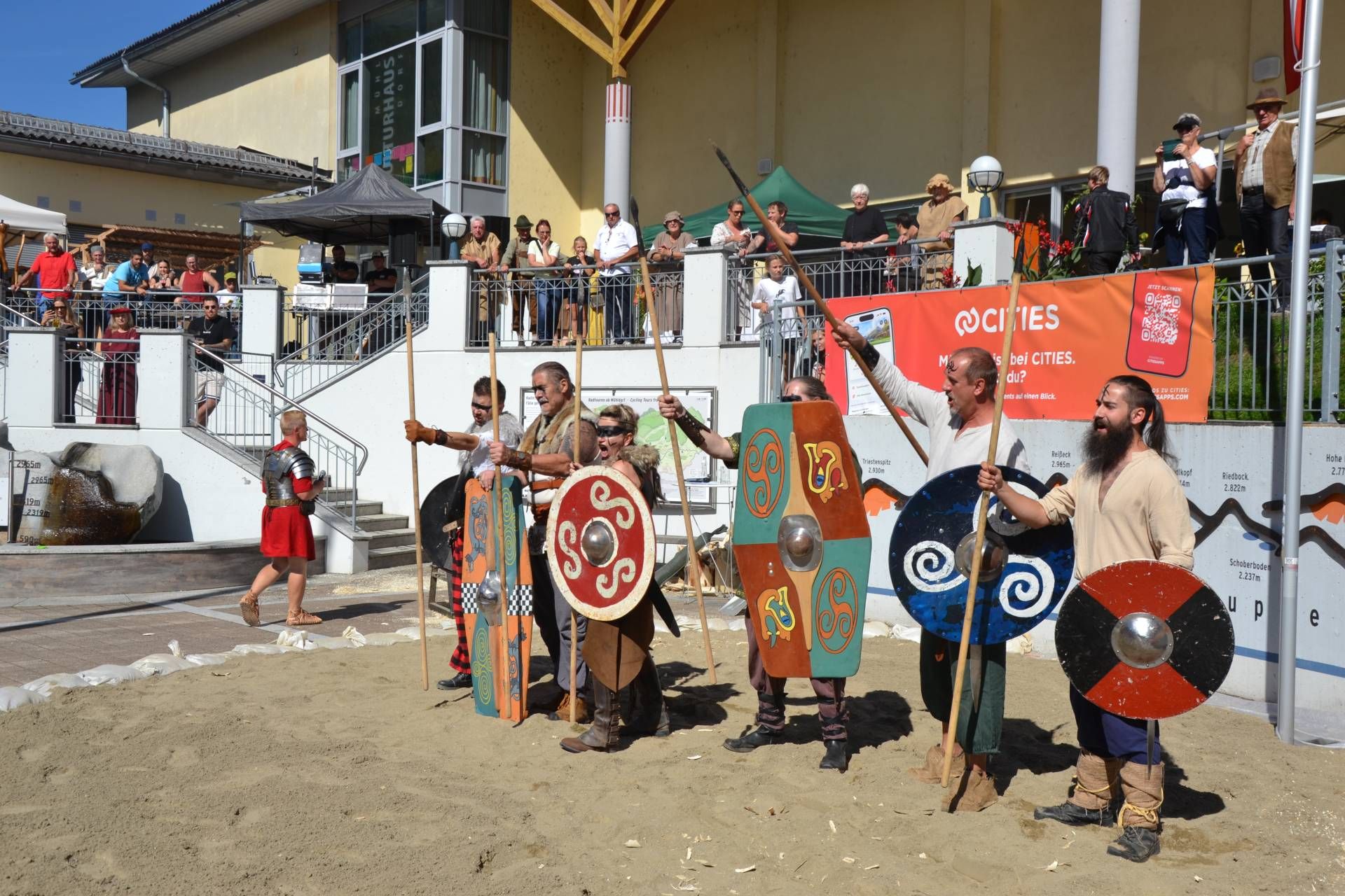 Die keltische Kampfvorf&uuml;hrung der Stuntcrew &bdquo;Epona&ldquo; begann mit einem lauten Schlachtruf, in den das Publikum einstimmte.