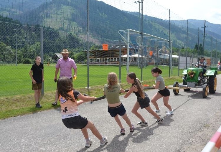 Traktorziachn in Rangersdorf: Oldtimer, Muskeln und Spa&szlig;