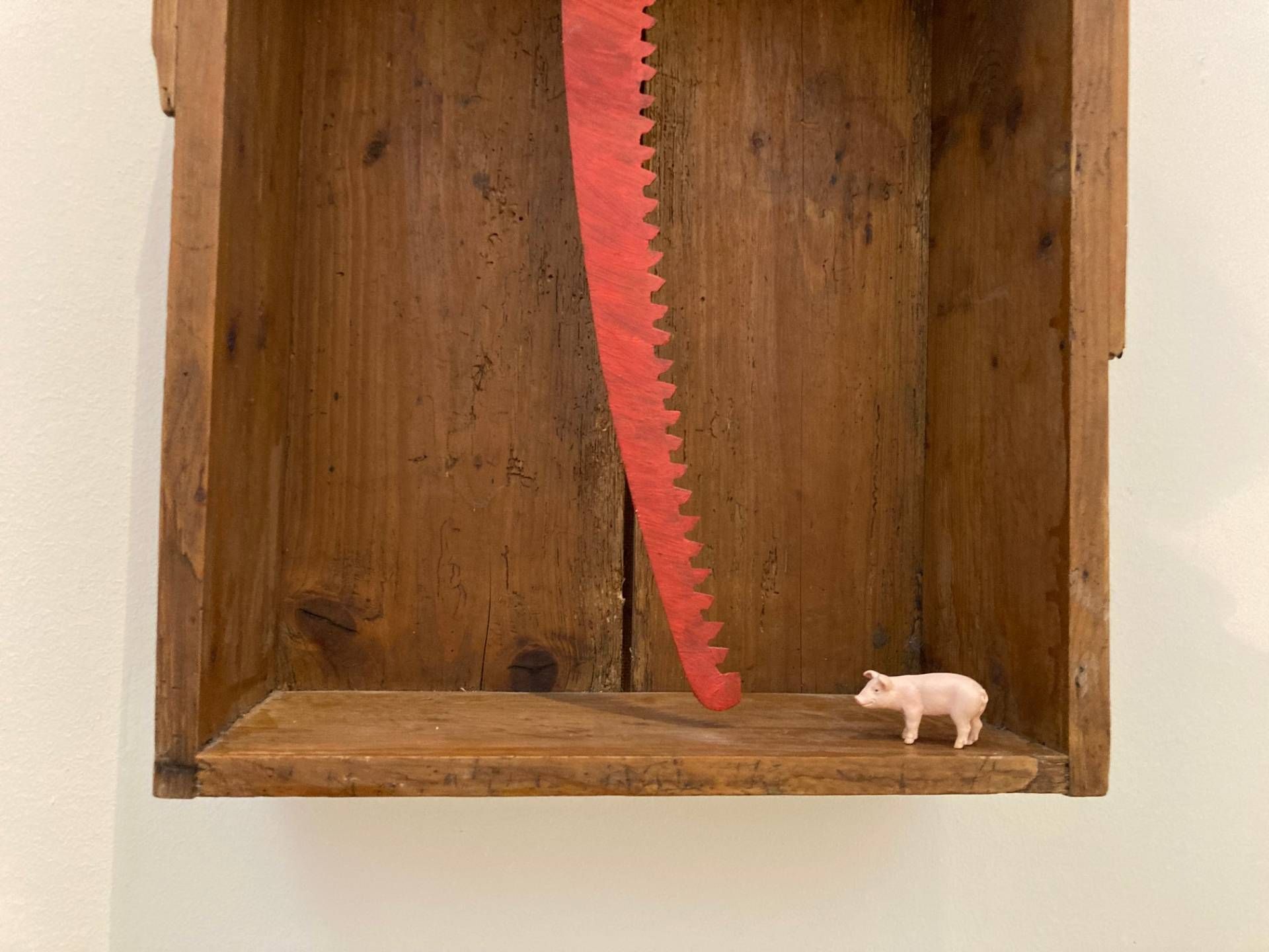 Und Fundst&uuml;cke wie diese alte Holzlade werden zu witzigen Objekten. Foto: Stangl