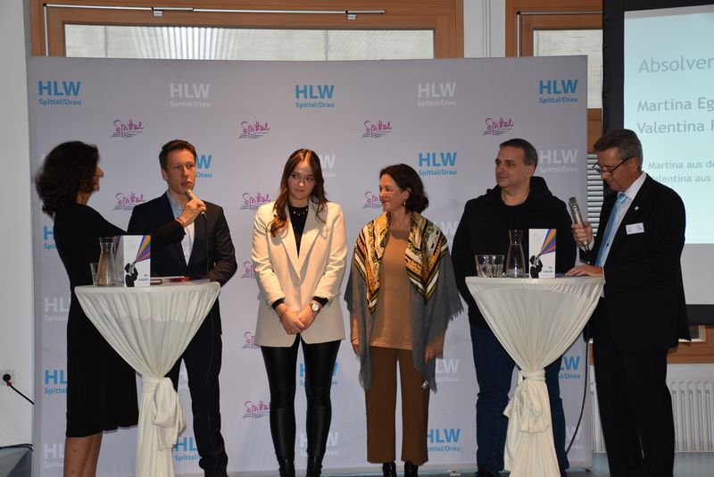 Was sich in den letzten 50 Jahren getan hat, wurde spannend in der &bdquo;Talk-Show Runde&ldquo; erz&auml;hlt: V. l.: Moderarorin Petra G&ouml;tz, Martina Egger (Absolventin 1974), Valentina Rauter (Absolvent 2024), Daniel Filzmoser (der erste m&auml;nnliche Absolvent 1995) und Max