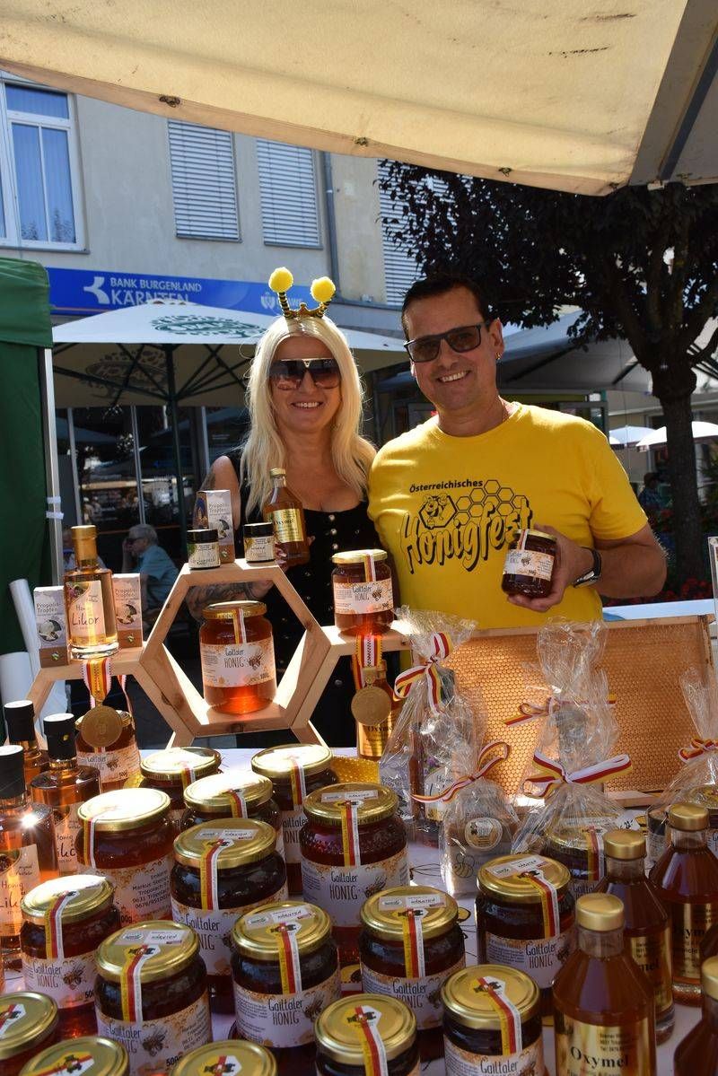Steiner Marina und Markus teilten ihr umfangreiches Bienen-Wissen am Stand des Bienenzuchtvereins Kirchbach.