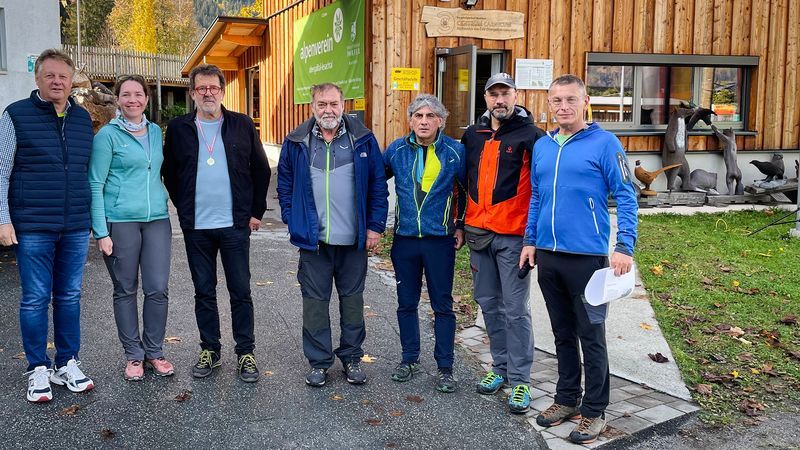 LA Leopold Astner, &Ouml;AV Marion Hetzenauer, CAI Renzo de Toni, Obmann Sepp Lederer, CAI Annino Unides, Bgm. Josef Zoppoth und &Ouml;AV Ingo Ortner. Foto: &Ouml;AV Obergailtal-Lesachtal