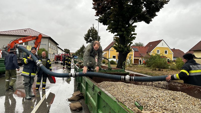 F&uuml;nf Katastrophen-Z&uuml;ge aus K&auml;rnten helfen in Nieder&ouml;sterreich.