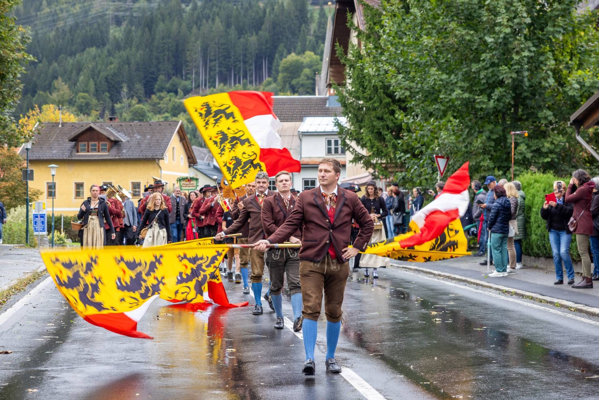 Die Klagenfurter Fahnenschwinger f&uuml;hren wieder den Brauchtumsumzug an. 
Fotos: kaesefest.at/Andreas Lutche