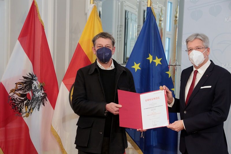 Professor Alexander Hagner von der FH-K&auml;rnten nimmt stellvertretend den Menschenrechtspreis von LH Peter Kaiser entgegen. Foto: LPD K&auml;rnten/Wajand