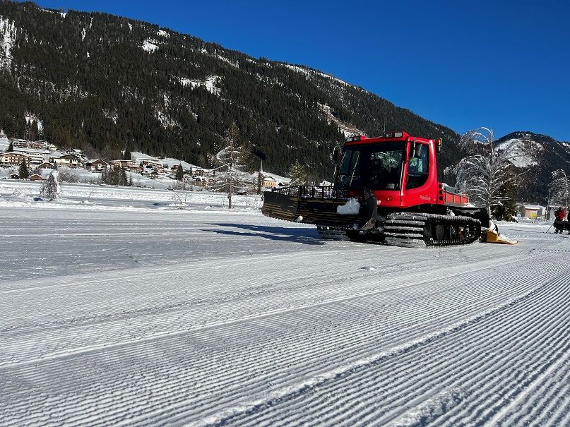 Wolfgang Wernitznig und sein Pistenbully sorgen f&uuml;r die richtige Spur. Fotos: Weissensee Informatin/Tinefoto