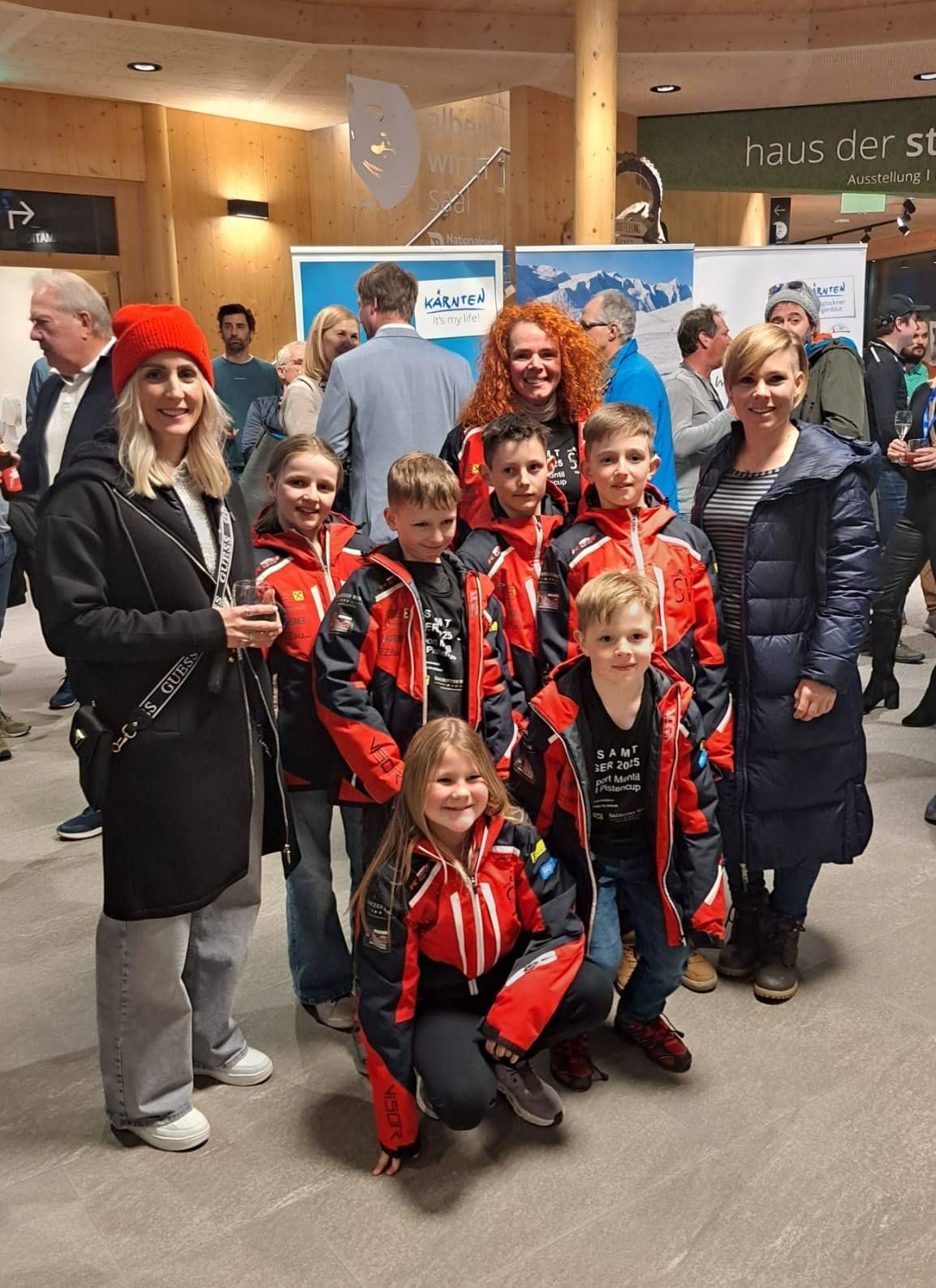 Beim &bdquo;Works Skitest&ldquo; in Heiligenblut hatten die M&ouml;lltaler Ski-Kids Gelegenheit Stars wie Niki Schmidhofer und Eva Maria Prem kennenzulernen. Im Bild: Mia-Sophie, Noah, Florian, Peter. Vorne Nora und Hannes.