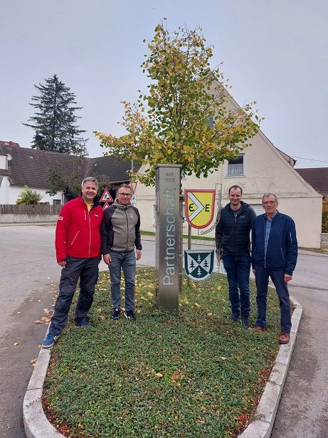 Eine S&auml;ule in der bayrischen Marktgemeinde erinnert an die Partnerschaft. V. l.: Michael Deibler, Gerald Kubin, Obmann Christian Guggenberger und Bgm. Helmut Bauer. Foto: TK Marktoffingen