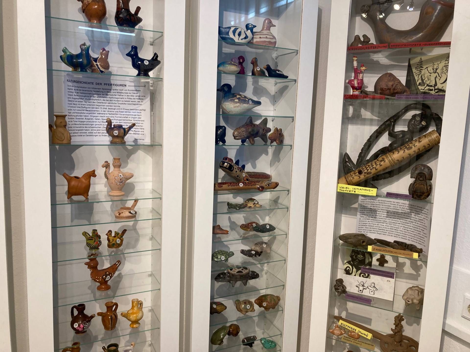 Die Sammlung umfasst rund 300 kleine Fl&ouml;ten und Pfeifen. Foto: Stangl