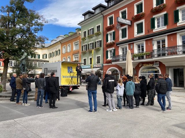 Bei kaltem Wind waren das Publikum &uuml;berschaubar und die Stimmung locker. Foto: Stangl