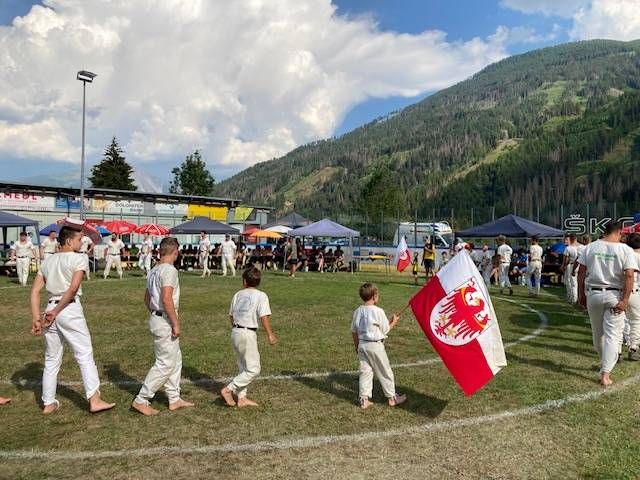 Einzug der L&auml;nder-Teams Tirol, S&uuml;dtirol und Salzburg. Foto: Stangl