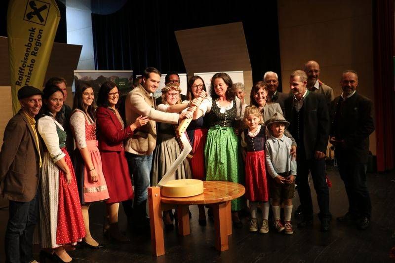 Viele G&ouml;nner und Wegbereiter beim gro&szlig;en K&auml;seanschnitt. Foto: Ortner