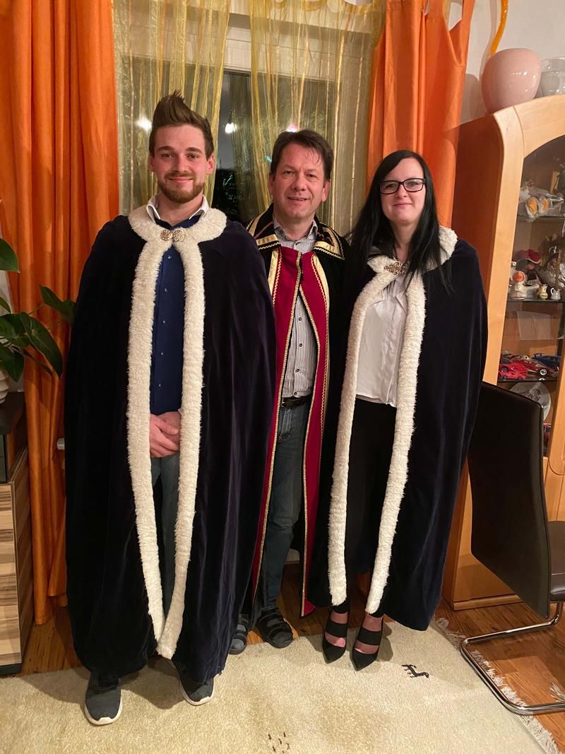 Kevin Zani regiert als &bdquo;Prinz Kevin I.&ldquo; mit Christin Kircher als &bdquo;Prinzessin Christin I.&ldquo; In der Mitte: Gilden-Chef Ernst Pizzato.