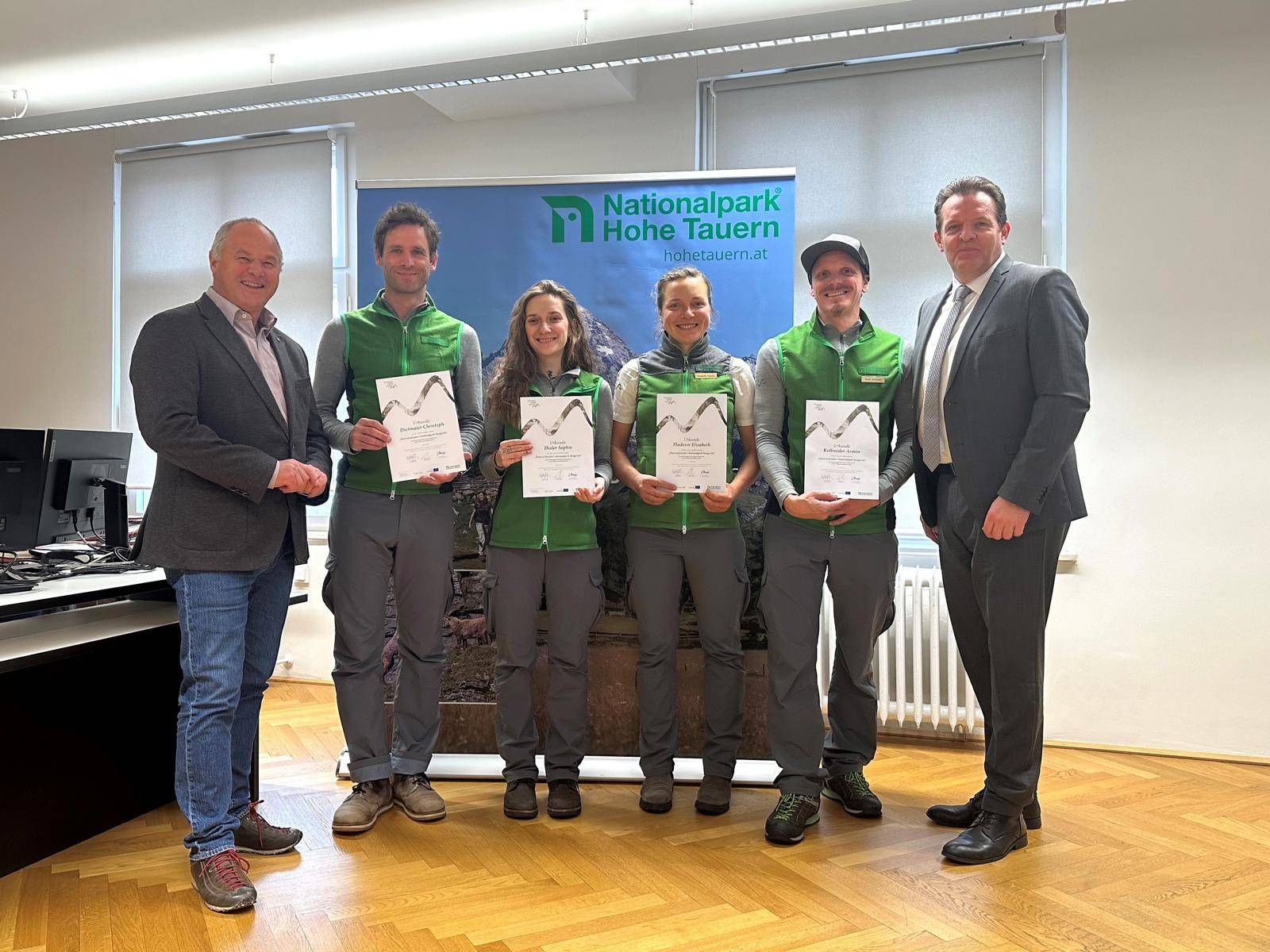 Vier neue hauptberufliche Ranger:innen in Osttirol: Christoph Dietmaier, Sophie Thaler, Elisabeth Fladerer und Armin Kollreider mit Nationalparkdirektor Hermann Stotter und Landesrat Ren&eacute; Zumtobel bei der Urkunden&uuml;bergabe am 9.12.2024 in Innsbruck, Foto: Knabl, Land Tirol