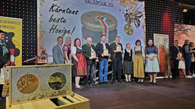 Es sind B&auml;ren, die man hierzulande gerne sieht: Die &bdquo;K&auml;rntner B&auml;ren&ldquo; mit denen die besten Honige ausgezeichnet werden. Acht der neun vergebenen &bdquo;K&auml;rntner B&auml;ren&ldquo; gingen heuer in die T&auml;ler Oberk&auml;rntens. Foto: Peball/LV f. Bienenzucht