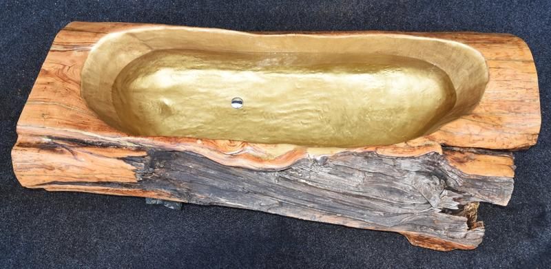 Alfons Pirker schafft au&szlig;ergew&ouml;hnliche Baumstamm-Badewannen und Designertische aus Edelkastanie. Er widmet sich auch der Verbreitung dieser bei uns eher seltenen Baumart. Foto: Pirker
