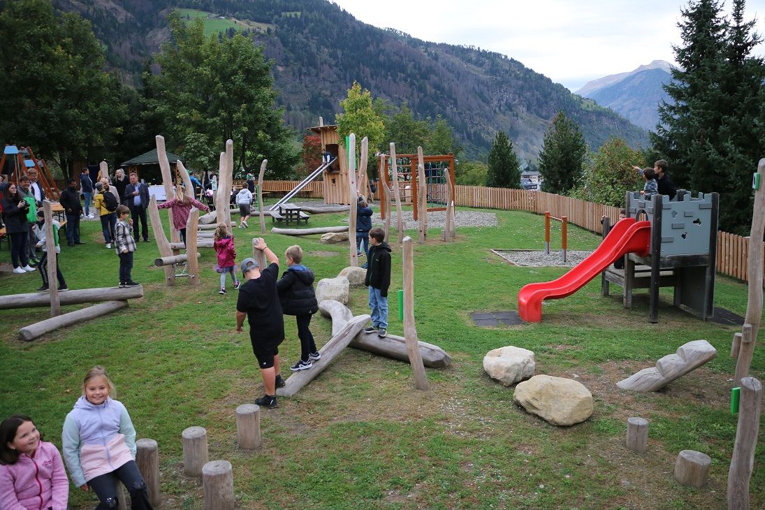 Ansprechende Spielger&auml;te aus Holz wurden verbaut.