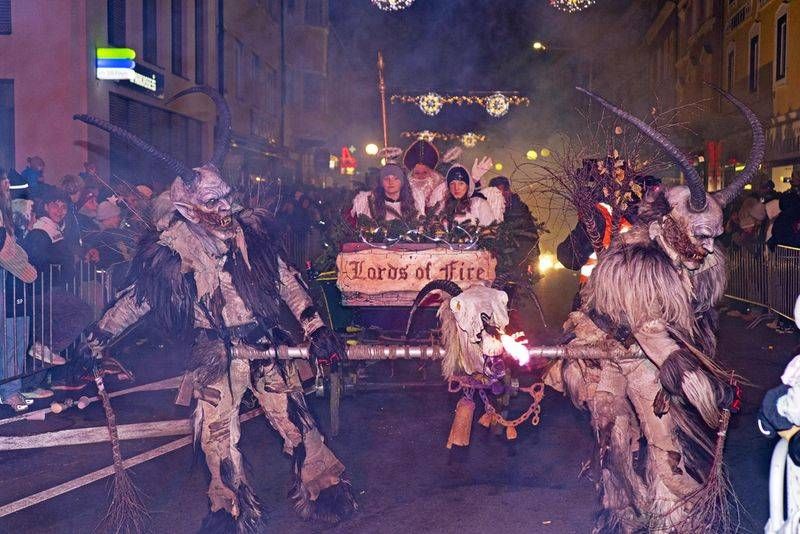 Die Brauchtumsgruppen beeindruckten mit aufwendig gestalteten Masken, furchteinfl&ouml;&szlig;enden Kost&uuml;men und detailreichen Choreografien. Moderiert wurde das Event vom bew&auml;hrten Duo Joschi Peharz und Harald Wieser, die das Publikum mit ihrem Humor durch den Abend f&uuml;hrten.