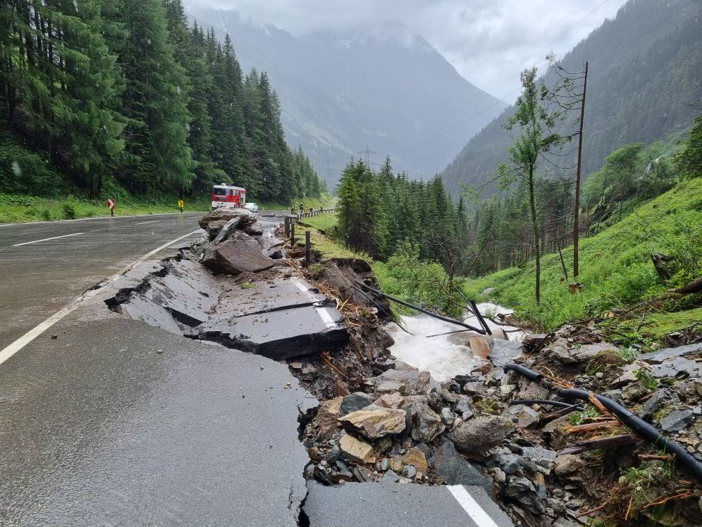 Teil der Felbertauernstra&szlig;e wurde untersp&uuml;lt. Foto: Feuerwehr Matrei