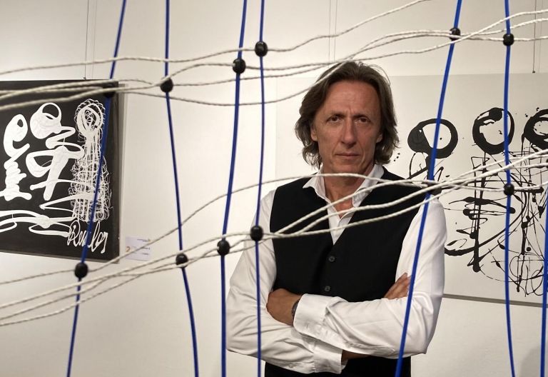 Kunst-Installation: Verfangen in den sozialen Netzwerken