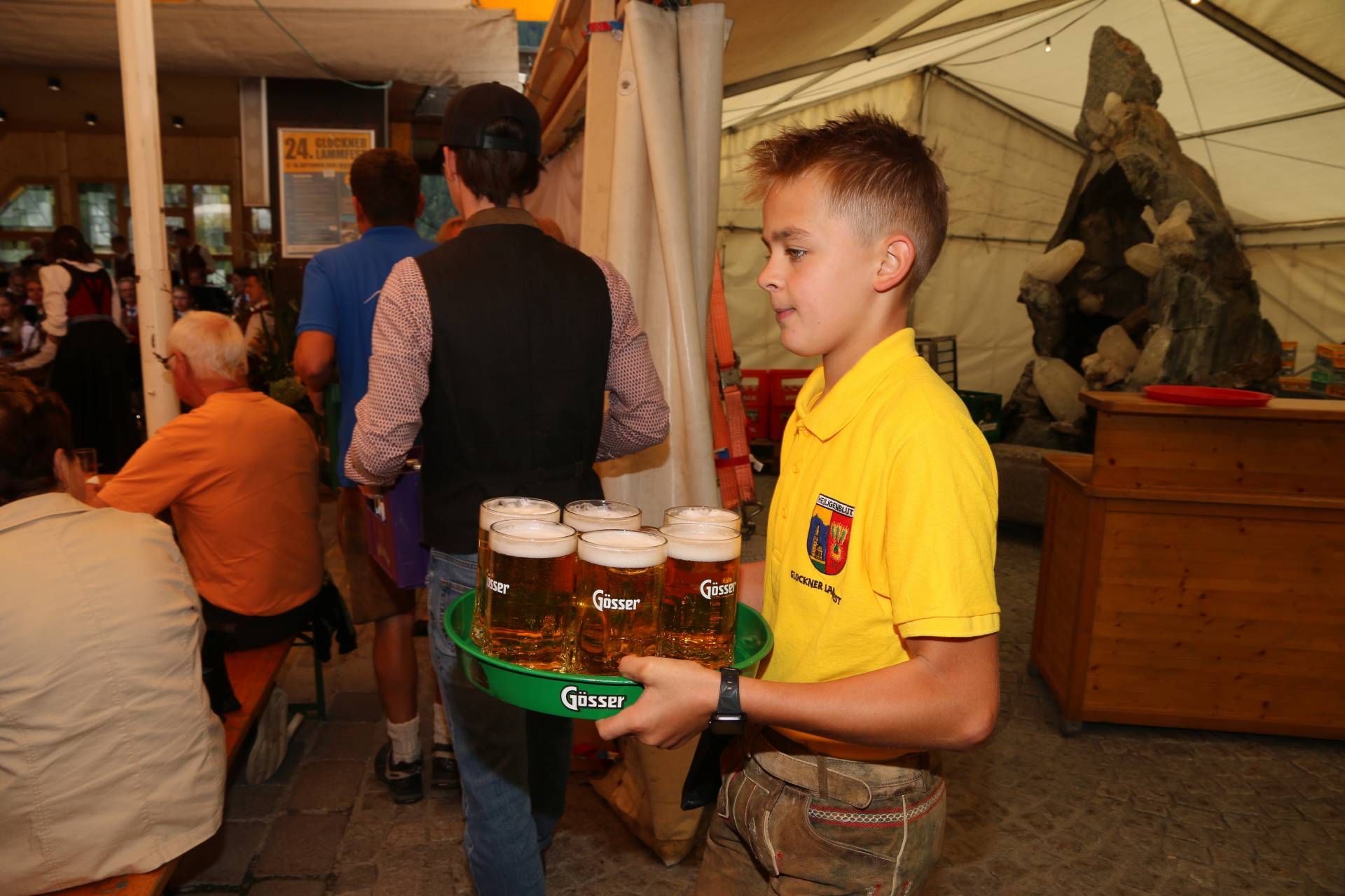 Zwei Wochen dauerten die Vorbereitungen f&uuml;r das Glocknerlammfest, alle Vereine von Heiligenblut legten mit Hand an. Auch an jungen Helfern mangelte es nicht.